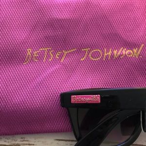 Betseyville sunglasses with sleeve case